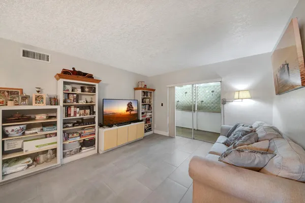 Property Slideshow image 2 of 24 | 2812 garden dr 109, Lake Worth, FL, 33461