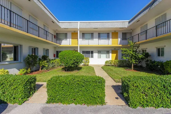 Property Slideshow image 3 of 28 | 2920 lake osborne dr 103, Lake Worth Beach, FL, 33461
