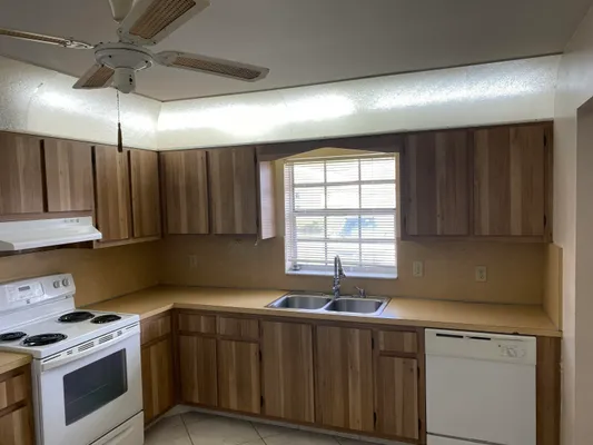 Property Slideshow image 3 of 40 | 442 franconia cir, Lake Worth, FL, 33467