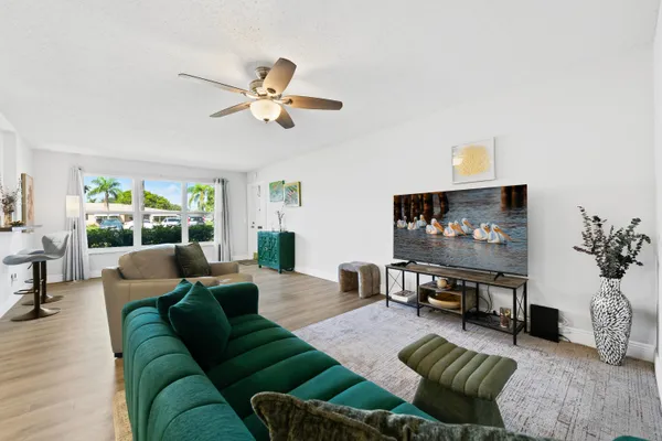 Property Slideshow image 3 of 24 | 1025 south dr b, Delray Beach, FL, 33445