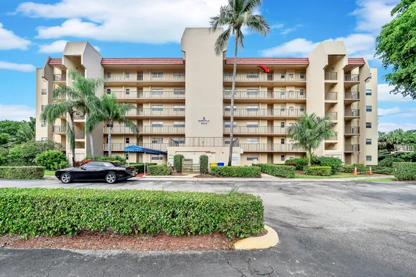 Property Slideshow image 2 of 59 | 3524 via poinciana apt 604, Lake Worth, FL, 33467