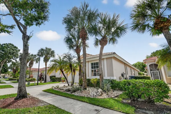 Property Slideshow image 3 of 86 | 2325 sapphire cir, West Palm Beach, FL, 33411