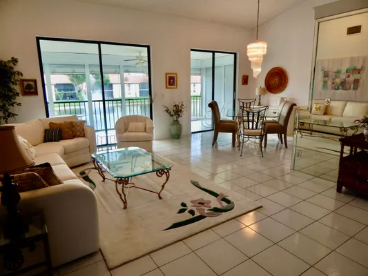 Property Slideshow image 2 of 25 | 10279 n circle lake dr 202, Boynton Beach, FL, 33437