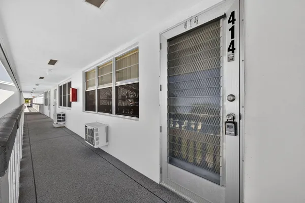 Property Slideshow image 2 of 32 | 414 windsor r, West Palm Beach, FL, 33417