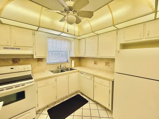 Property Slideshow image 2 of 37 | 2787 dudley dr g, West Palm Beach, FL, 33415