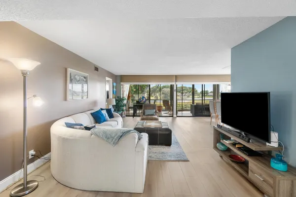 Property Slideshow image 3 of 37 | 5533 fairway park dr apt 204, Boynton Beach, FL, 33437