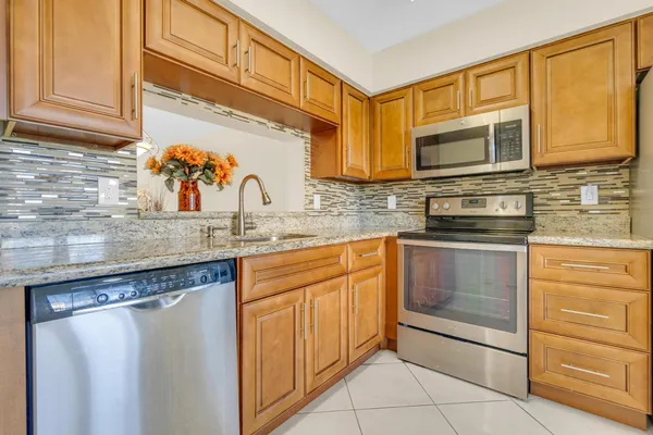 Property Slideshow image 3 of 79 | 7290 kinghurst dr apt 406, Delray Beach, FL, 33446