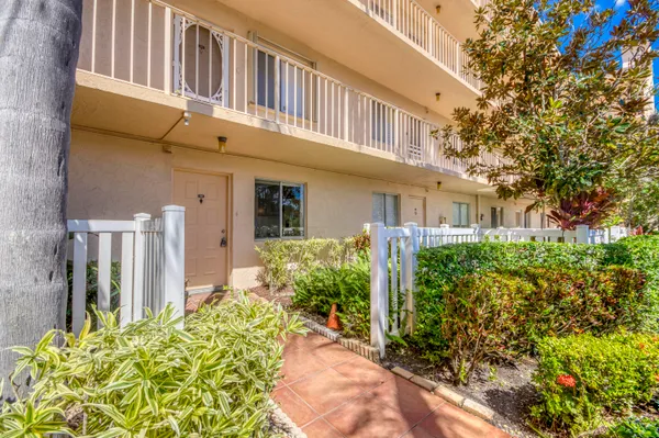 Property Slideshow image 3 of 39 | 6865 huntington ln apt 105, Delray Beach, FL, 33446