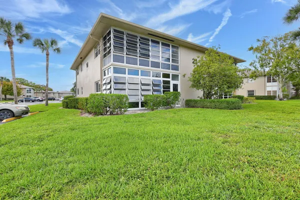Property Slideshow image 2 of 34 | 21 lake vista trl apt 101, Port Saint Lucie, FL, 34952
