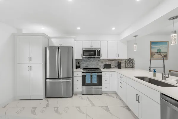 Property Slideshow image 3 of 42 | 6936 huntington ln 302, Delray Beach, FL, 33446