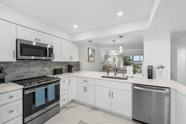 Property Slideshow image 2 of 42 | 6936 huntington ln 302, Delray Beach, FL, 33446