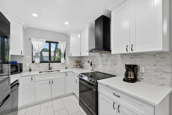 Property Slideshow image 3 of 78 | 1325 nw 23rd ln, Delray Beach, FL, 33445