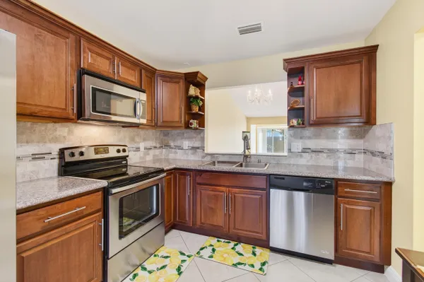 Property Slideshow image 3 of 40 | 4330 lucerne villas ln, Lake Worth, FL, 33467
