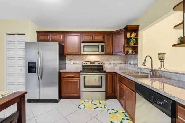 Property Slideshow image 3 of 34 | 4330 lucerne villas ln, Lake Worth, FL, 33467