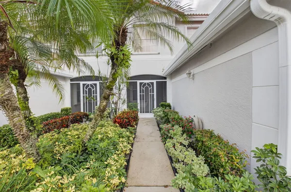 Property Slideshow image 2 of 42 | 7660 springwater pl 102, Boynton Beach, FL, 33437