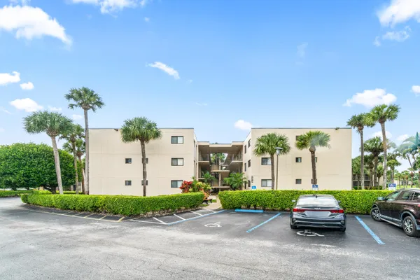Property Slideshow image 3 of 30 | 5370 las verdes cir apt 209, Delray Beach, FL, 33484