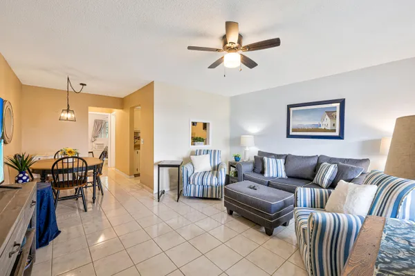 Property Slideshow image 3 of 25 | 2542 s federal hwy apt 17, Boynton Beach, FL, 33435
