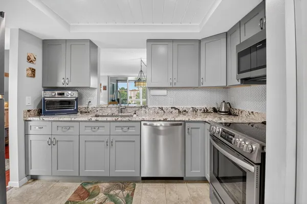Property Slideshow image 3 of 52 | 10 willowbrook ln 204, Delray Beach, FL, 33446