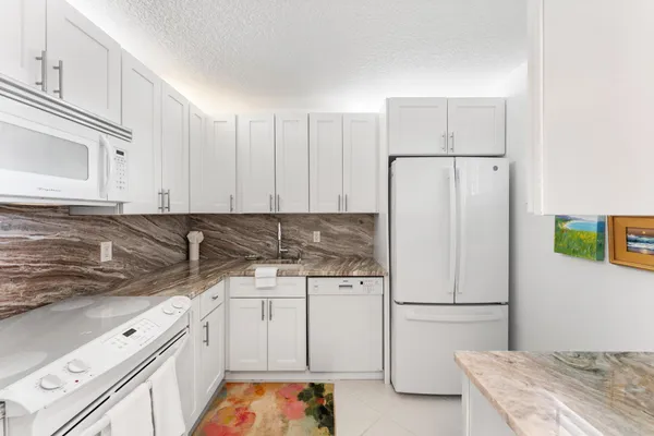 Property Slideshow image 3 of 43 | 2669 garden dr 403, Lake Worth, FL, 33461