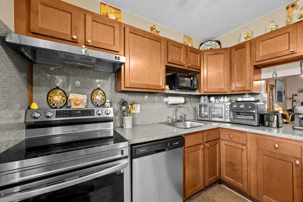 Property Slideshow image 3 of 25 | 600 nw 76th ter apt 208, Margate, FL, 33063