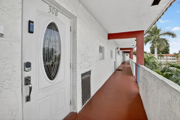 Property Slideshow image 2 of 47 | 9500 n hollybrook lake dr 308, Pembroke Pines, FL, 33025