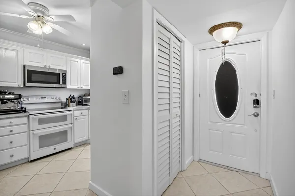 Property Slideshow image 3 of 47 | 9500 n hollybrook lake dr 308, Pembroke Pines, FL, 33025