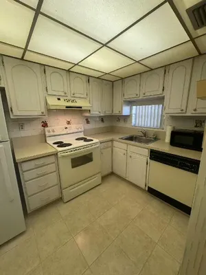 Property Slideshow image 2 of 33 | 9420 s hollybrook lake dr 105, Pembroke Pines, FL, 33025