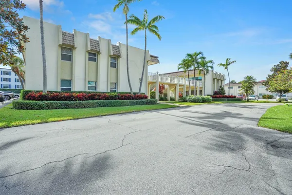 Property Slideshow image 2 of 29 | 632 snug harbor dr d14, Boynton Beach, FL, 33435
