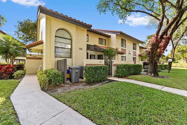Property Slideshow image 3 of 32 | 10247 n circle lake dr 201, Boynton Beach, FL, 33437