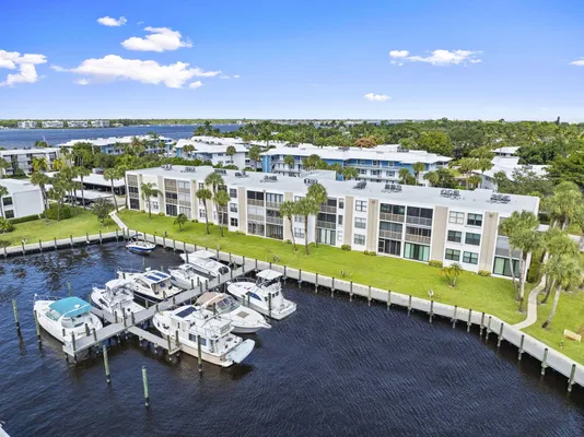 Property Slideshow image 3 of 46 | 1950 sw palm city rd apt 6105, Stuart, FL, 34994