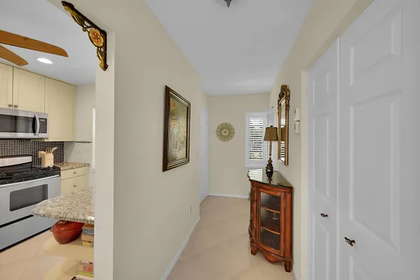 Property Slideshow image 2 of 25 | 9262 vista del lago h, Boca Raton, FL, 33428