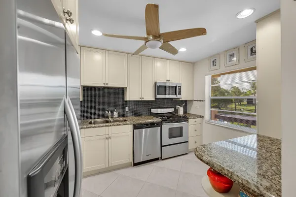 Property Slideshow image 3 of 25 | 9262 vista del lago h, Boca Raton, FL, 33428