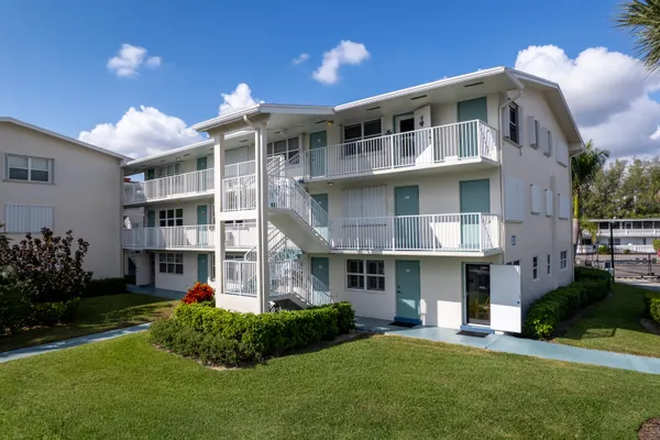 Property Slideshow image 2 of 39 | 210 horizons e 111, Boynton Beach, FL, 33435