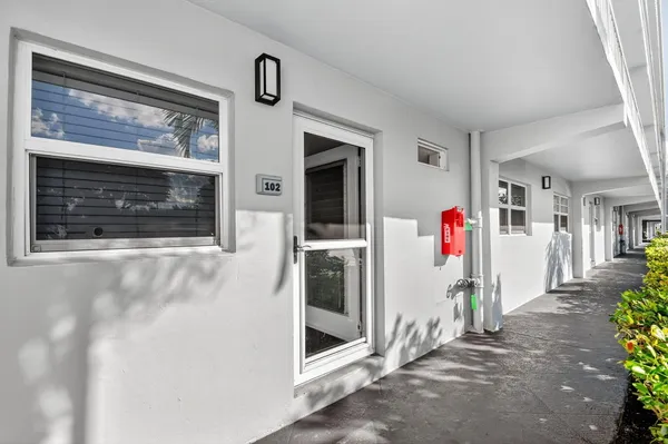Property Slideshow image 3 of 45 | 2400 ne 1st ln apt 102, Boynton Beach, FL, 33435