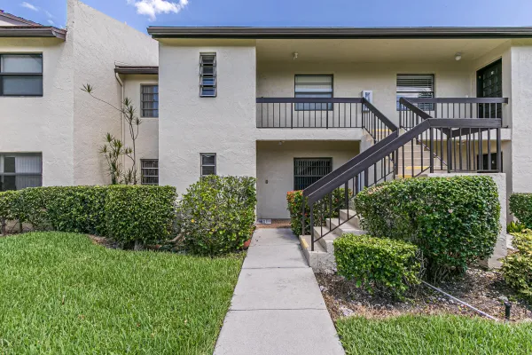 Property Slideshow image 2 of 39 | 8535 casa del lago apt 37e, Boca Raton, FL, 33433