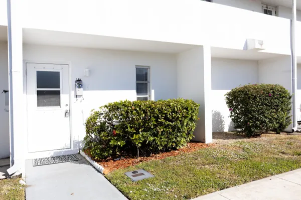 Property Slideshow image 3 of 45 | 141 west ct, Royal Palm Beach, FL, 33411