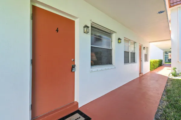 Property Slideshow image 2 of 40 | 2600 se ocean blvd apt dd4, Stuart, FL, 34996