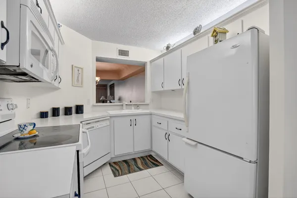 Property Slideshow image 2 of 43 | 23249 barwood ln 405, Boca Raton, FL, 33428