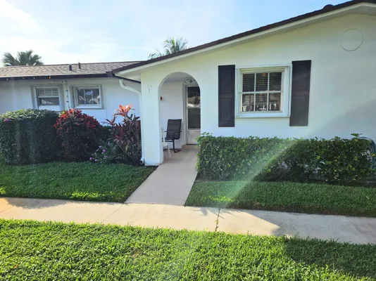 Property Slideshow image 2 of 25 | 2920 crosley dr b, West Palm Beach, FL, 33415