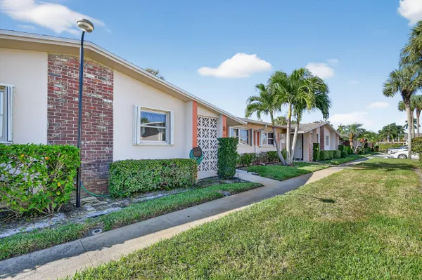 Property Slideshow image 2 of 54 | 2667 dudley dr b, West Palm Beach, FL, 33415