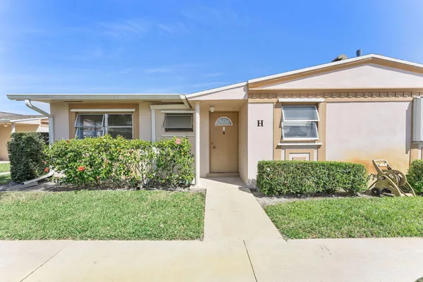 Property Slideshow image 2 of 21 | 2523 dudley dr h, West Palm Beach, FL, 33415