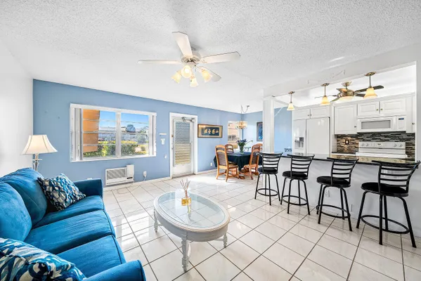 Property Slideshow image 2 of 28 | 203 coventry i # 203, West Palm Beach, FL, 33417