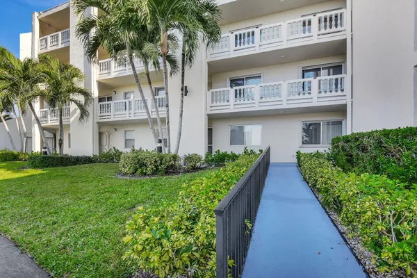 Property Slideshow image 3 of 73 | 6768 10th ave 113, Lake Worth, FL, 33467