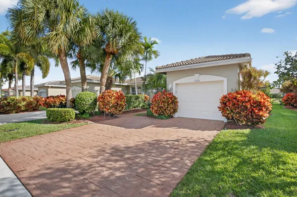 Property Slideshow image 3 of 54 | 10565 royal caribbean cir, Boynton Beach, FL, 33437