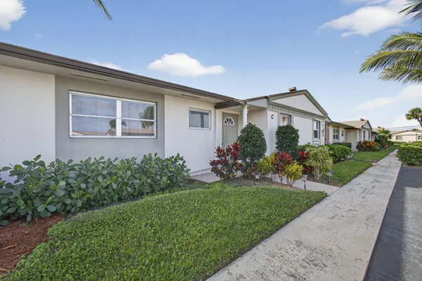 Property Slideshow image 3 of 31 | 2833 crosley dr c, West Palm Beach, FL, 33415