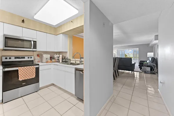 Property Slideshow image 3 of 105 | 14096 huntington pointe dr 305, Delray Beach, FL, 33484