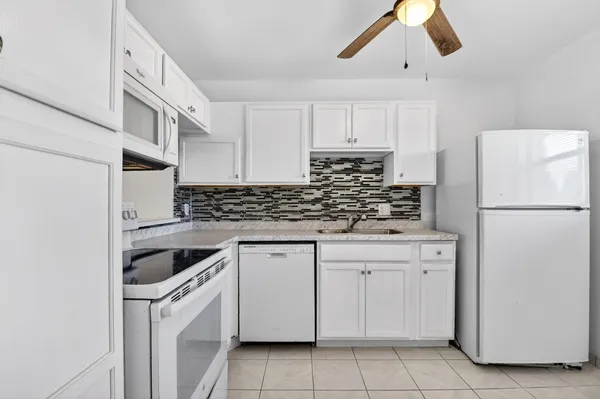 Property Slideshow image 3 of 40 | 201 oxford 600, West Palm Beach, FL, 33417