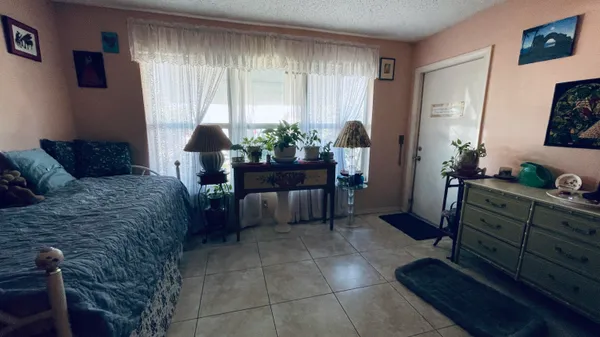 Property Slideshow image 3 of 21 | 910 south dr b, Delray Beach, FL, 33445