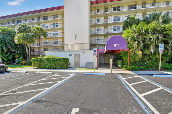 Property Slideshow image 3 of 60 | 3871 via poinciana 403, Lake Worth, FL, 33467