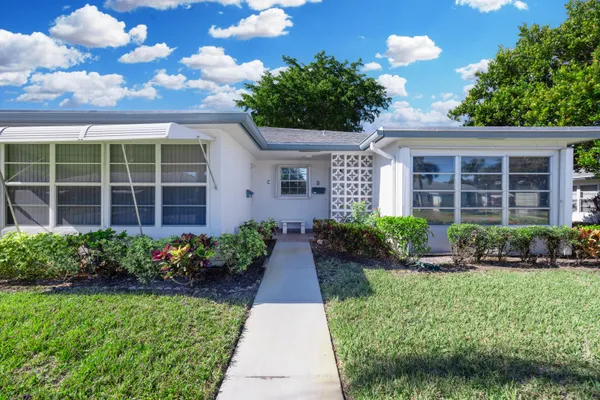 Property Slideshow image 3 of 30 | 1200 south drive cir d, Delray Beach, FL, 33445